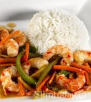 Креветки с ананасом, кальмарами и овощами