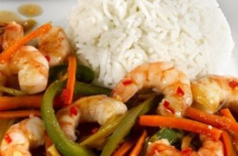 Креветки с ананасом, кальмарами и овощами