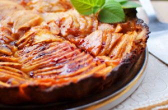 Яблочный тарт с изюмом и корицей